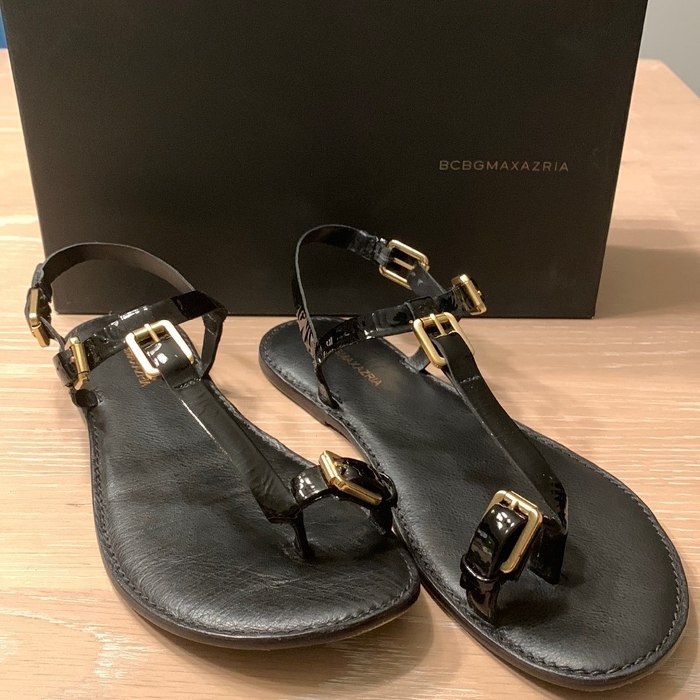 BCBGMaxazris Black leather Sandals toe straps with buckles slight sole wear 8B